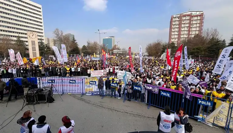 Kamu Görevlileri Yüksek Yaşam Maliyetlerine Karşı Eylemde Bulundu